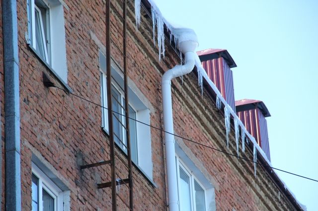 Жителей Рыбинска просят сообщать о наледи и сосульках на крышах домов