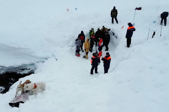 В Домбае из-под лавины спасли женщину и передали в руки медиков