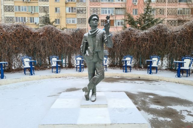 Памятник Остапу Бендеру в Элисте.