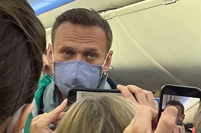 Алексей Навальный в салоне самолета авиакомпании «Победа».