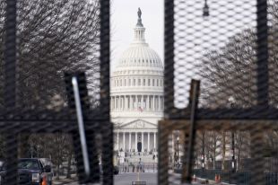 В США Капитолий закрыли из-за внешней угрозы