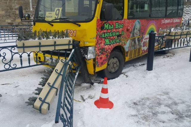 На заснеженной дороге в Кисловодске автобус попал в аварию