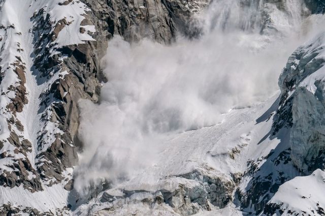 В Швейцарии на горнолыжном курорте лавина накрыла 10 человек