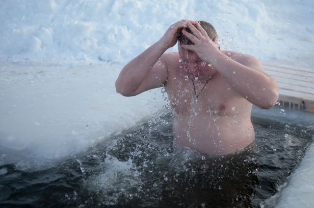 Омские врачи рассказали, кому стоит воздержаться от купания на Крещение