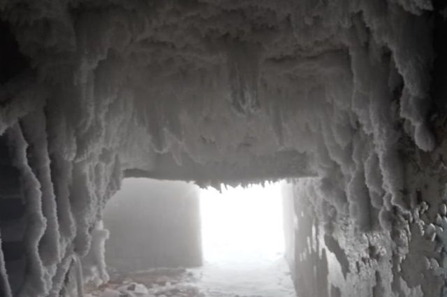 Подъезд общежития в Чебаркуле превратился в пещеру со сталактитами