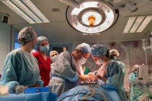 В Тюмени прооперировали пациента с опухолью в области глаза