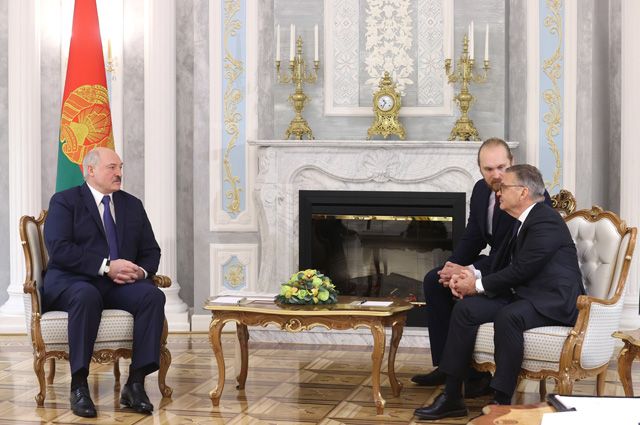Президент Белоруссии Александр Лукашенко и президент Международной федерации хоккея на льду (IIHF) Рене Фазель во время встречи во Дворце независимости в Минске.