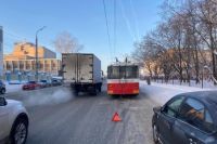 Два пассажира пострадали при столкновении троллейбуса с «Ладой Грантой»