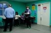 Жители Мурманска ожидают своей очереди на прививку от коронавируса в областном центре специализированных видов медицинской помощи. 