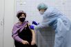 Жительница Мурманска прививается от коронавируса вакциной «Спутник-V» в областном центре специализированных видов медицинской помощи. 