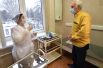 Медработник осматривает пожилого пациента перед вакцинацией от коронавируса COVID-19 вакциной «Спутник-V» в прививочном пункте городской поликлиники №2 в Северном Чертаново.