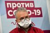 Мужчина возле пункта вакцинации от коронавируса в ГУМе в Москве.