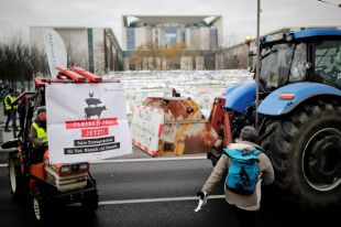 Акция протеста против нынешней сельскохозяйственной и продовольственной политики Германии перед зданием канцелярии в Берлине.