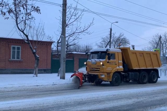 На дорогах Майкопа работают 22 единицы техники по расчистке снега