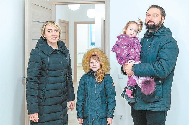 Семейство Вольных в своей новой двухкомнатной квартире в проезде Дежнёва, 8.