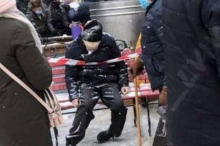 Во Львове возле церкви на скамейке умер мужчина