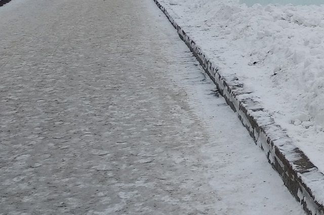 В центре Хабаровска дороги покрылись льдом из-за коммунальной аварии