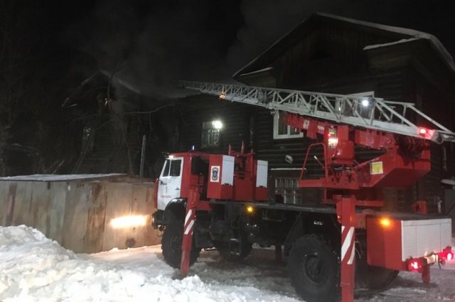 Пожарные спасли жильцов при возгорании деревянного барака в Новосибирске