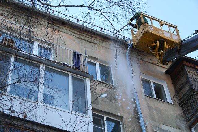 До оттепели 22 января все крыши домов в Саратове должны быть очищены