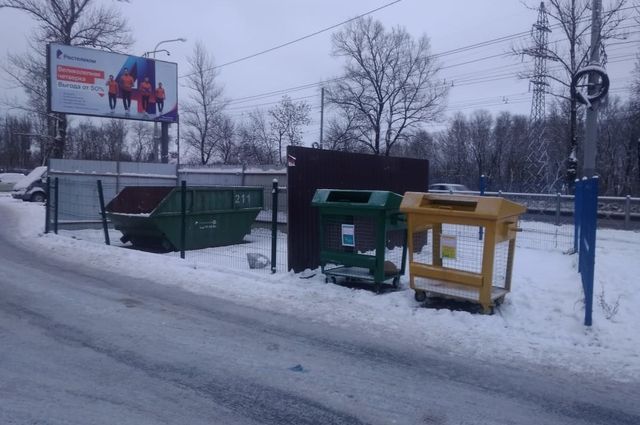На фото: контейнерная площадка по ул. Комарова, 61