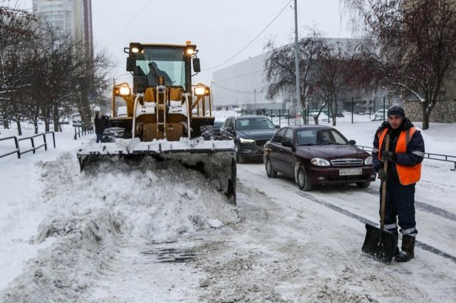 В Екатеринбурге автомобилисты блокируют бульдозеры и мешают уборке снега