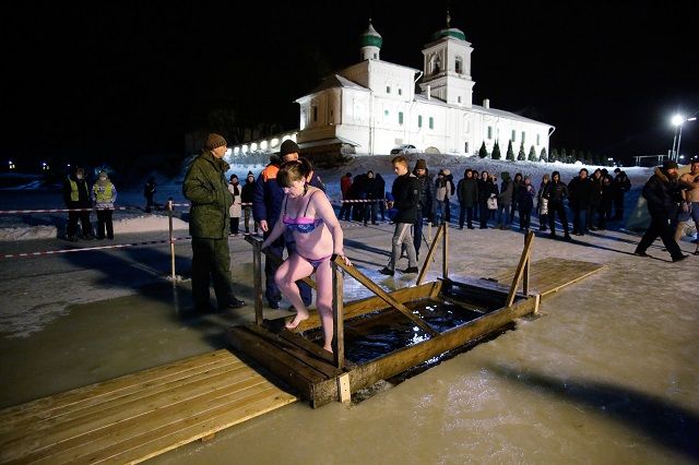 Более 1200 псковичей приняли участие в крещенских купаниях