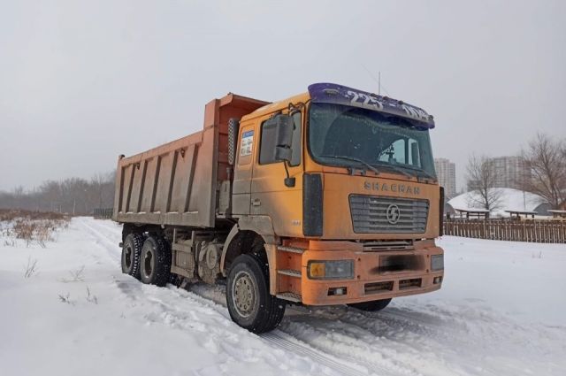 В Оренбурге задержан самосвал, выгружавший грязный снег в пойме Урала.
