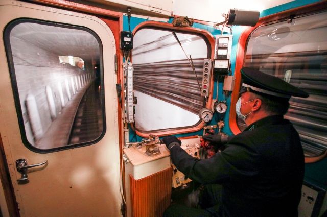 Более 300-х вагонов заменят в петербургском метрополитене к 2023 году