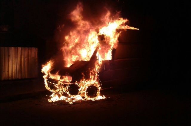 В Ростовской области автомобиль загорелся прямо на ходу