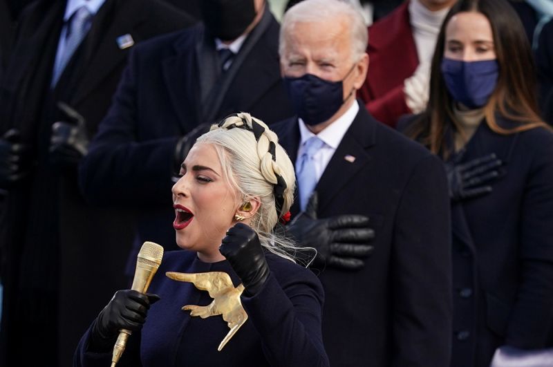 Певица Леди Гага спела гимн США на церемонии инаугурации Джо Байдена. Гимн Соединенный Штатов «Знамя, усыпанное звездами» был написан в 1814 году Фрэнсисом Скоттом Ки. 