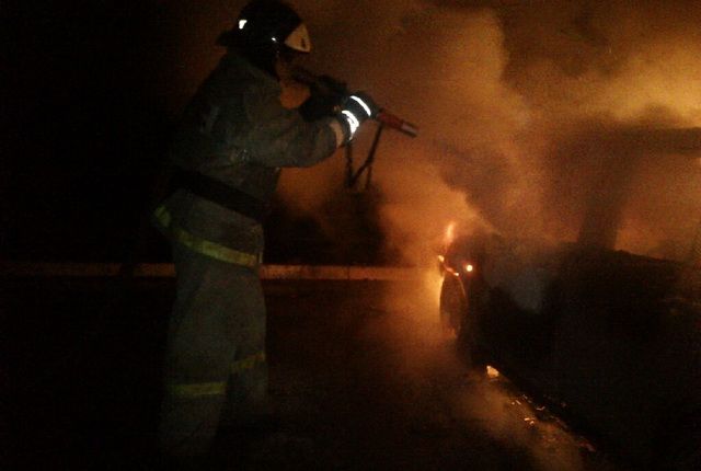 На Камчатке на мильковской трассе ночью сгорела Toyota Carina