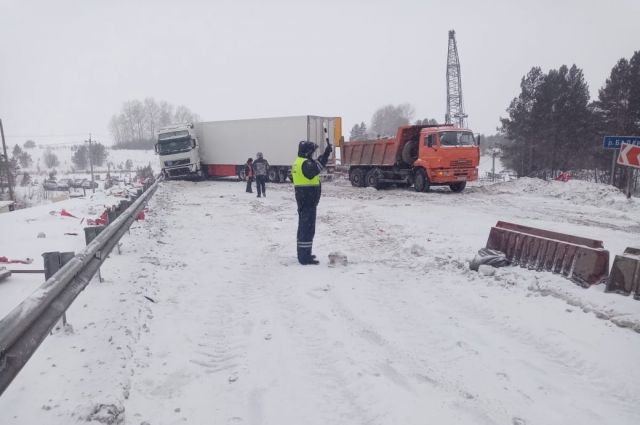 В Свердловской области грузовик наехал на забор и перекрыл трассу