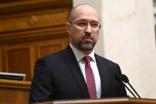 С января зарплаты учителям повысят на 20 процентов, - Шмыгаль