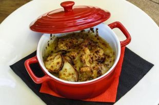 Кролик, запеченный в горшочке с лесными грибами: рецепт ароматного блюда