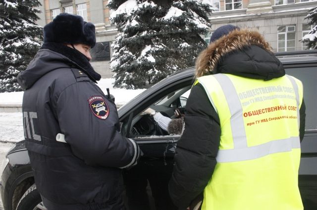 В Екатеринбурге автомобилистам раздали календари с правилами ПДД
