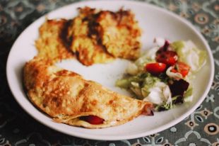 Омлет с сыром фета и помидорами: рецепт вкусного блюда на завтрак