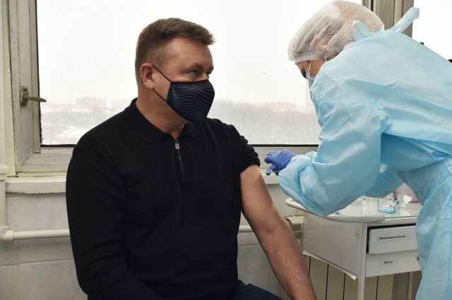 Любимов сделал прививку от коронавируса в рязанской поликлинике №2