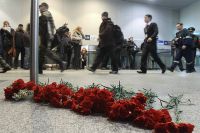 Живые цветы в зале прилета международного терминала аэропорта Домодедово в память о погибших при взрыве 24 января.