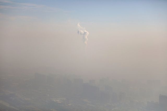 В Пекине уровень загрязнения воздуха превысил норму ВОЗ в восемь раз