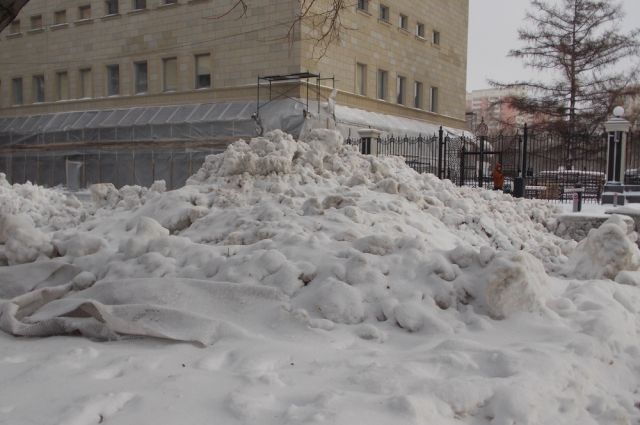 Купленные мэрией Оренбурга за 4 млн лаповые погрузчики снега простаивают из-за своей неэффективности. 