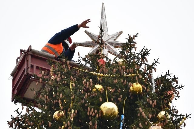 Главная новогодняя елка России покинула Московский Кремль
