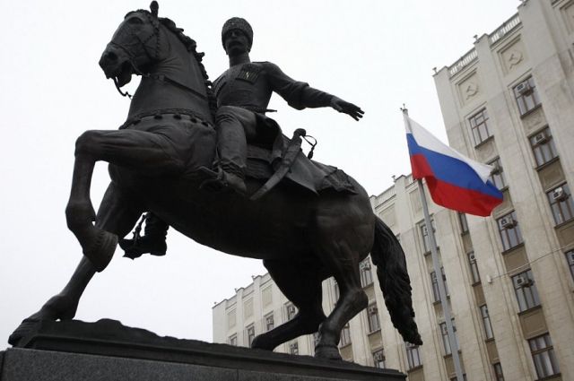 Казаки прокомментировали осквернение памятника у здания администрации края