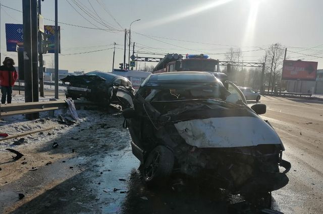 Внедорожник повис на дорожном ограждении в Хабаровске