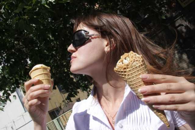 Почему бы не полакомиться мороженым особенно в жару?