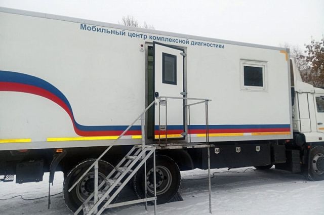 Возле мобильного пункта вакцинации в Барнауле поставили палатку