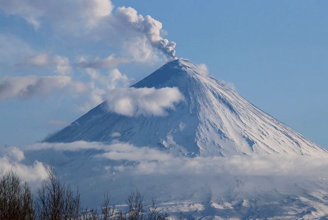 Вулкан Ключевской на Камчатке вновь выбросил пепел