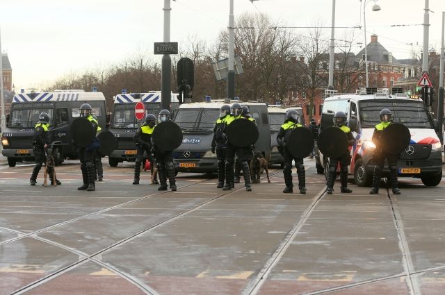 В Амстердаме задержали свыше 100 участников акций протеста