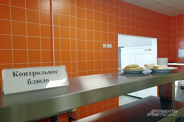 В Казани мама школьника возмущена: детей кормят едой с пола
