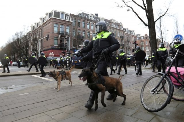 И.о. премьера Нидерландов осудил протесты из-за комендантского часа
