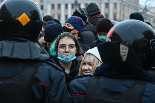 Участники несанкционированной акции сторонников Алексея Навального на Пушкинской площади в Москве.